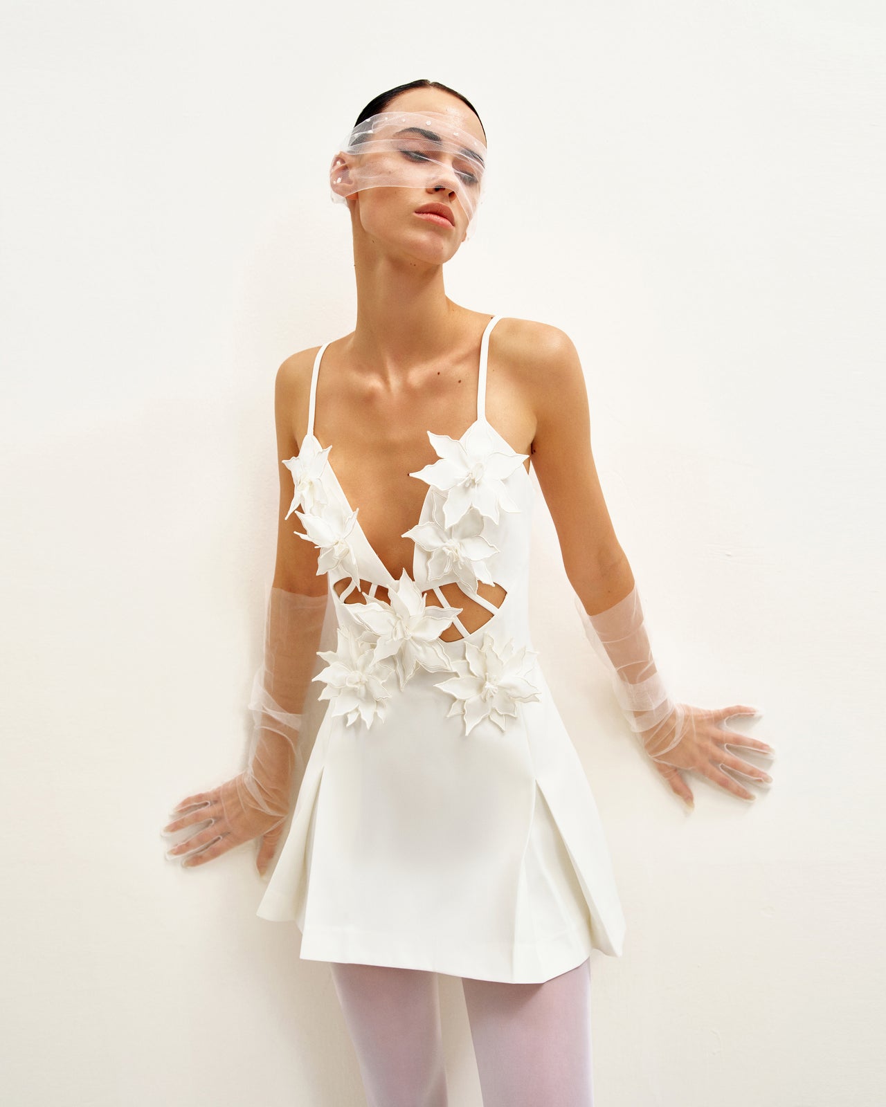 Yuliya Abito Mini Bianco con Decorazione Floreale e Scollo a V - Bianco