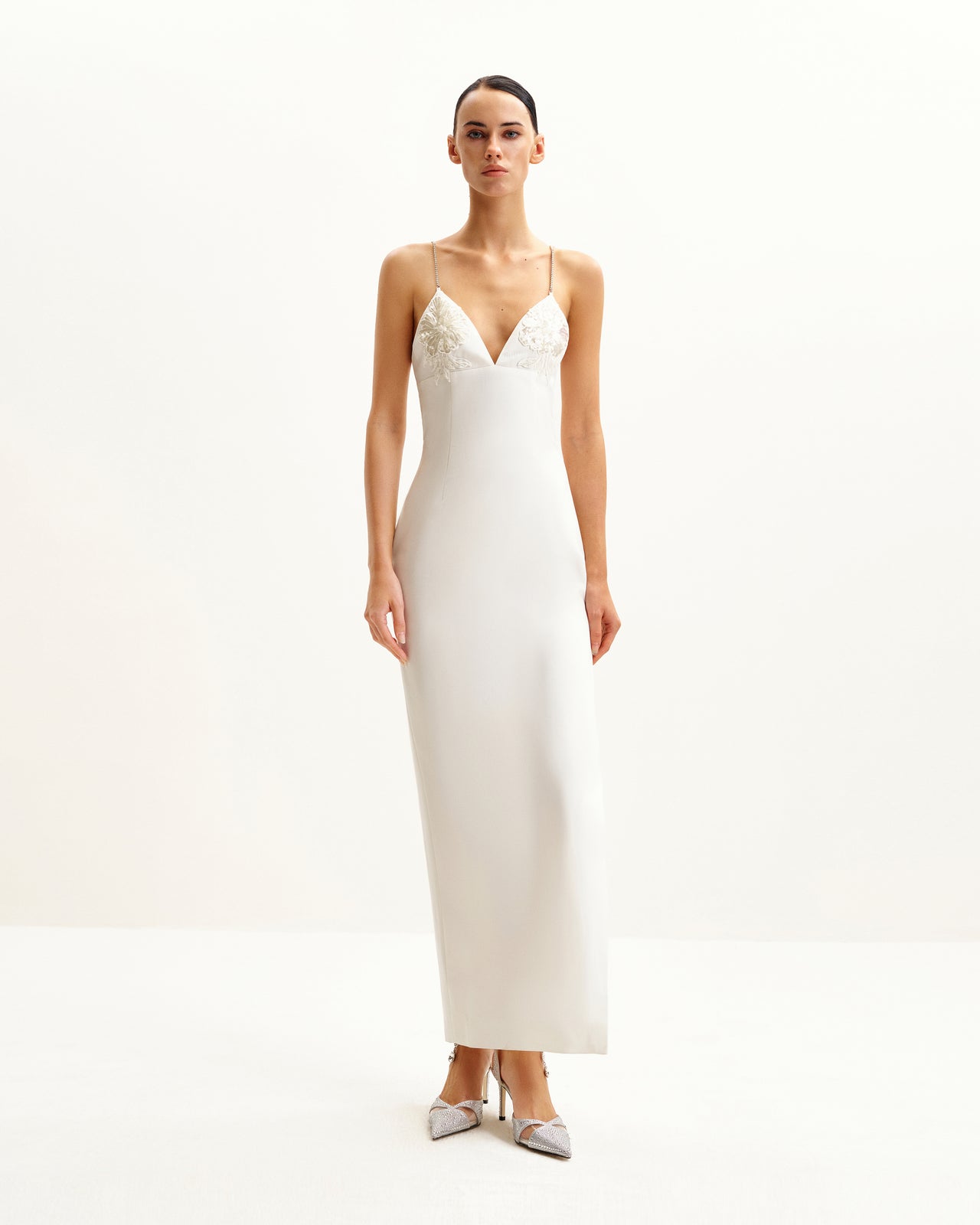 Abito lungo bianco Ayliua con scollo a cuore decorato con strass - Bianco