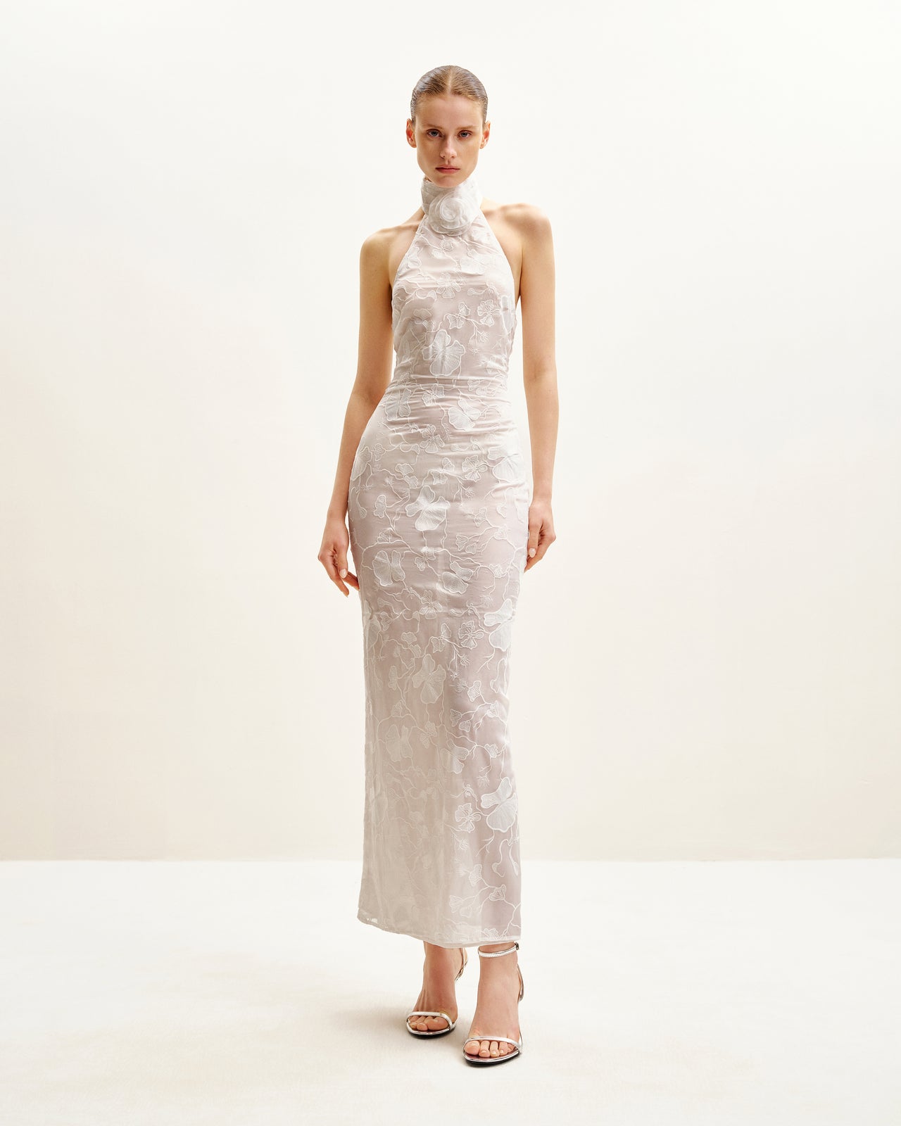 Abito lungo bianco con collo Halter e pizzo floreale Uliana - Bianco