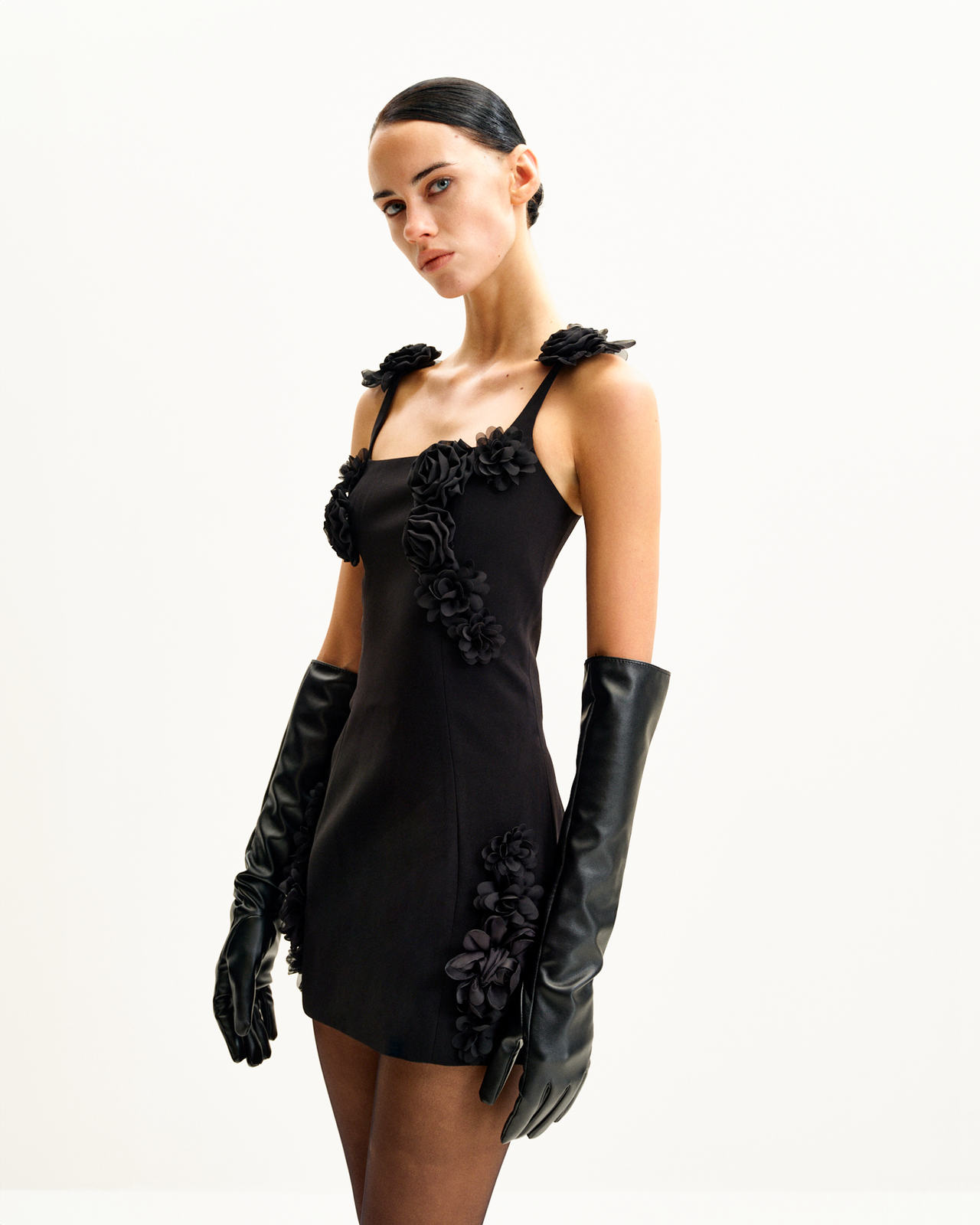 Elaina Mini Abito Nero con Applicazione di Rosette - Nero