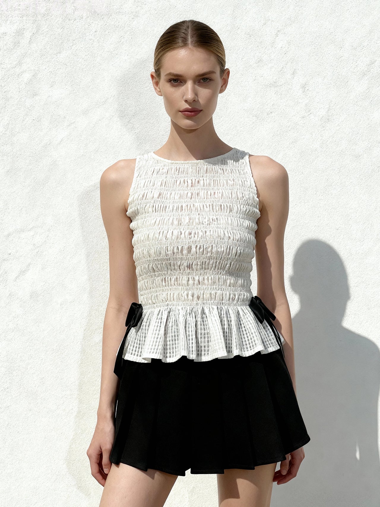 Gesmoktes ärmelloses Schößchen-Top - Weiß