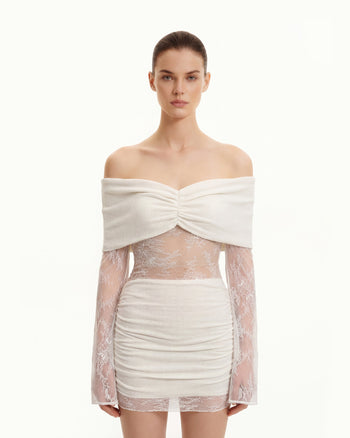 Vestito mini con spalle scoperte e arricciature, maniche in pizzo - Bianco