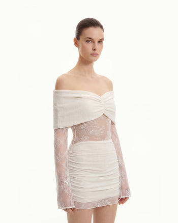 Vestito mini con spalle scoperte e arricciature, maniche in pizzo - Bianco