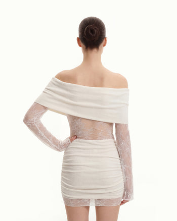 Vestito mini con spalle scoperte e arricciature, maniche in pizzo - Bianco