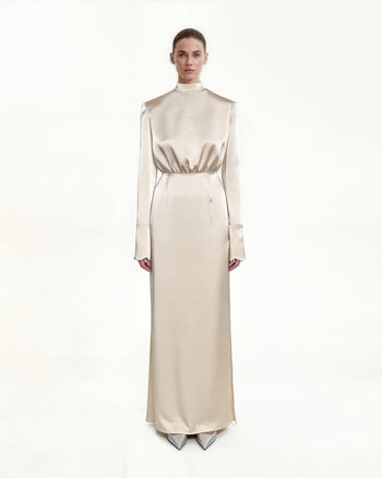 Maxi Abito Aderente in Raso con Collo Alto e Spalle Strutturate - Crema