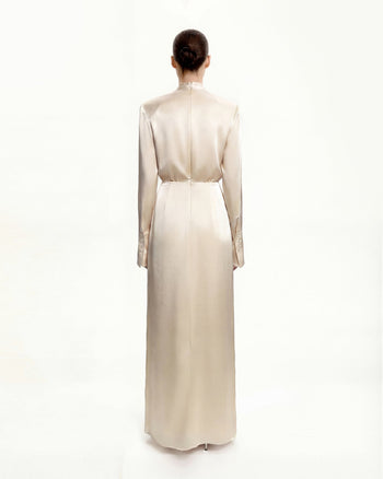 Maxi Abito Aderente in Raso con Collo Alto e Spalle Strutturate - Crema
