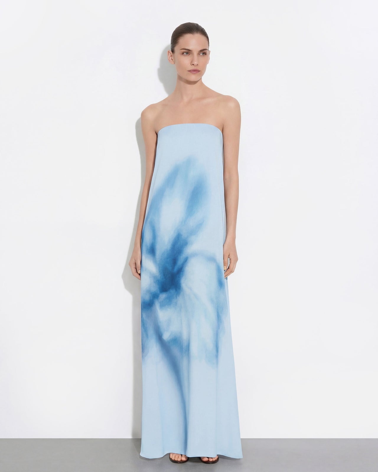 Abito maxi senza spalline con stampa floreale ad acquerello - Blu