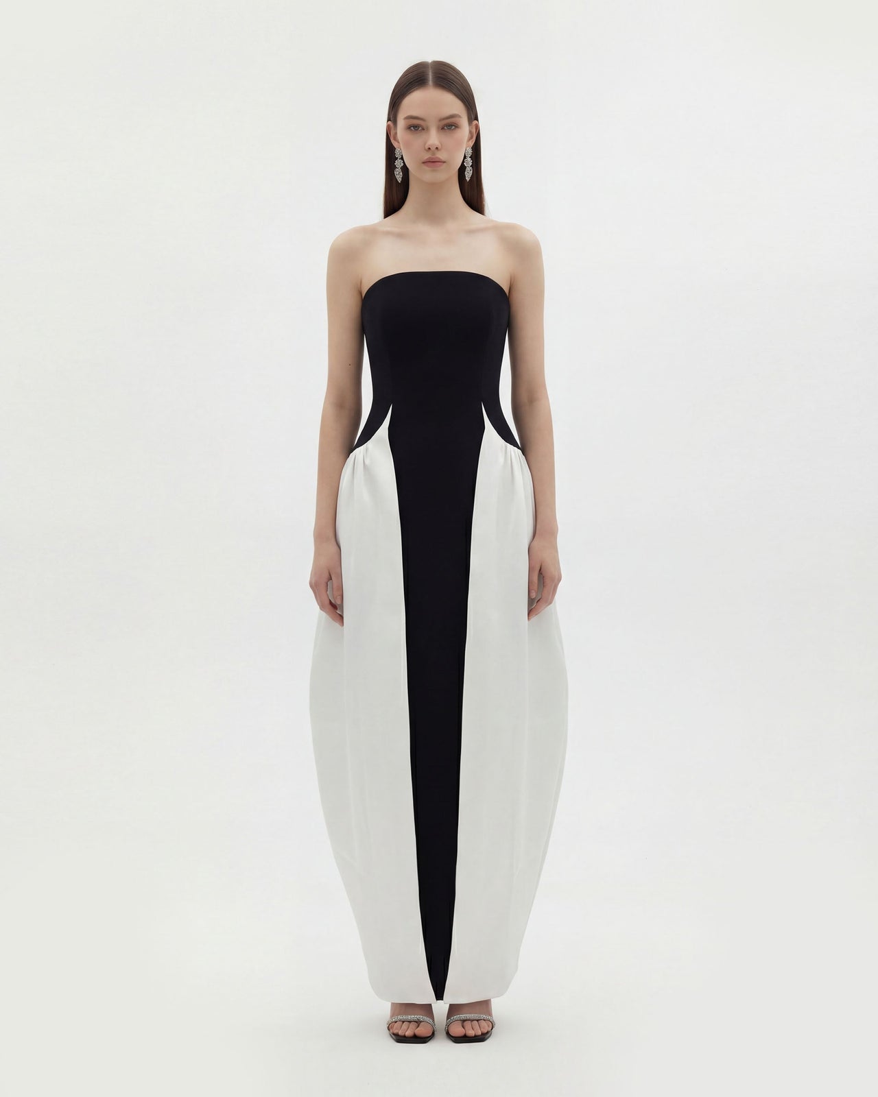 Abito lungo scultoreo senza spalline con pannelli monocromatici - Nero