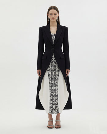Blazer lungo strutturato con revers a punta e taglio anteriore svasato - Nero