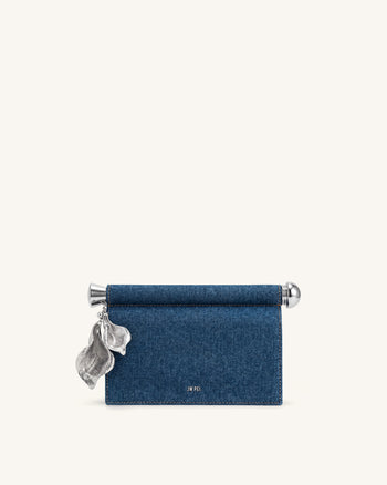 Holly Clutch con ciondolo in metallo - Denim blu