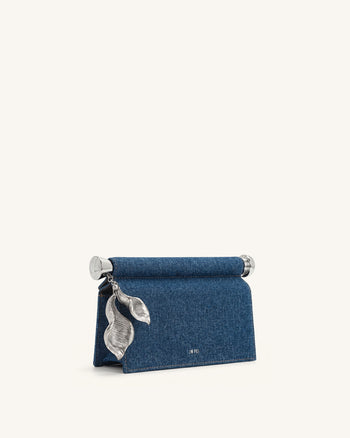 Holly Clutch con ciondolo in metallo - Denim blu