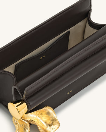 Holly Clutch Embellito con Pendente in Metallo - Marrone Scuro