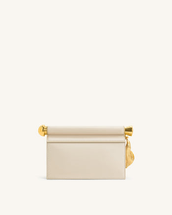 Holly Clutch Embellito con Pendente in Metallo - Bianco