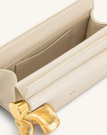 Holly Clutch Embellito con Pendente in Metallo - Bianco