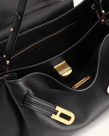 Borsa a Spalla con Doppia Fibbia e Effetto Ciottolato Rhea - Nero