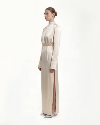 Maxi Abito Aderente in Raso con Collo Alto e Spalle Strutturate - Crema
