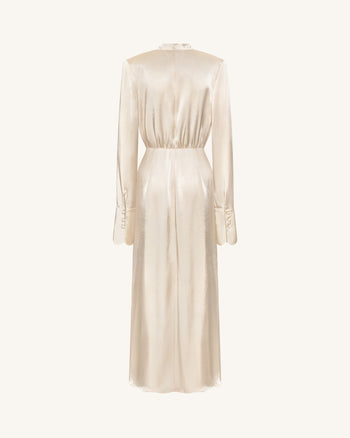 Maxi Abito Aderente in Raso con Collo Alto e Spalle Strutturate - Crema