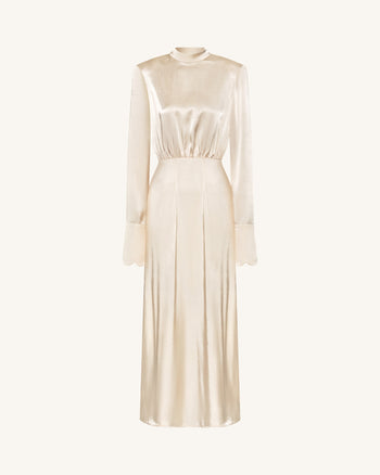 Maxi Abito Aderente in Raso con Collo Alto e Spalle Strutturate - Crema