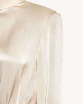 Maxi Abito Aderente in Raso con Collo Alto e Spalle Strutturate - Crema