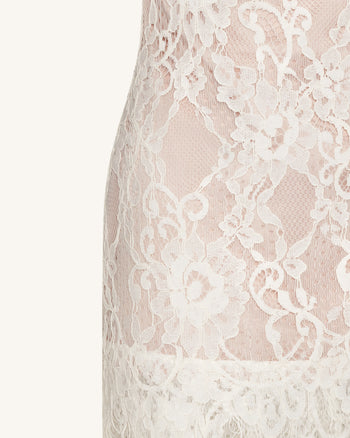 Abito in pizzo con scollo all'americana decorato - Bianco