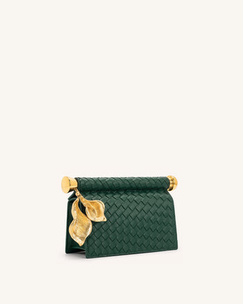 Holly Clutch intrecciata impreziosita da ciondolo in metallo - Verde scuro