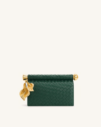 Holly Clutch intrecciata impreziosita da ciondolo in metallo - Verde scuro