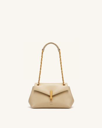 Valerie Borsa a spalla con patta e catena - Cachi