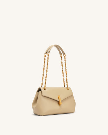 Valerie Borsa a spalla con patta e catena - Cachi