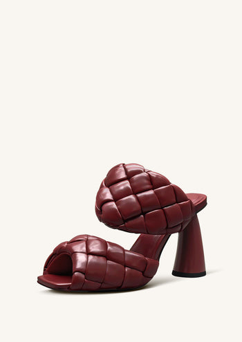 Lillian Mules con tacco in pelle intrecciata – Borgogna