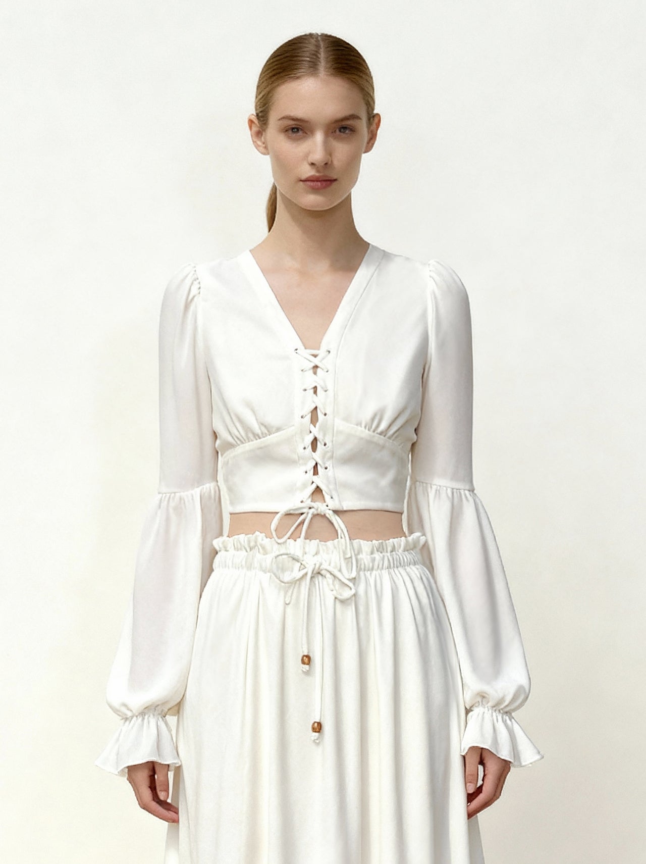 Blusa crop in chiffon con maniche a lanterna e nodo frontale - Bianco