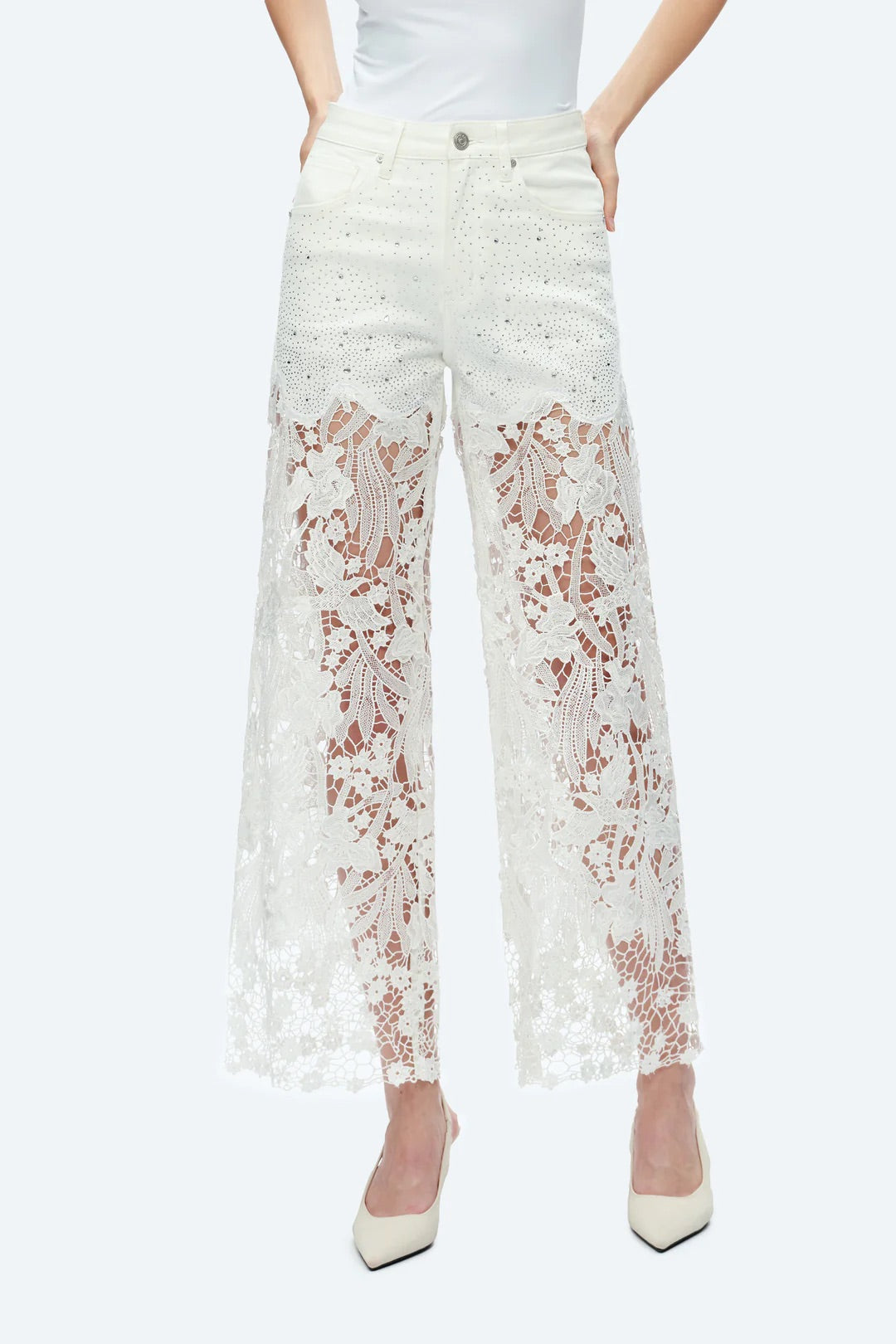 Jeans in denim bianco a vita alta con gamba ampia, ricami in pizzo e strass