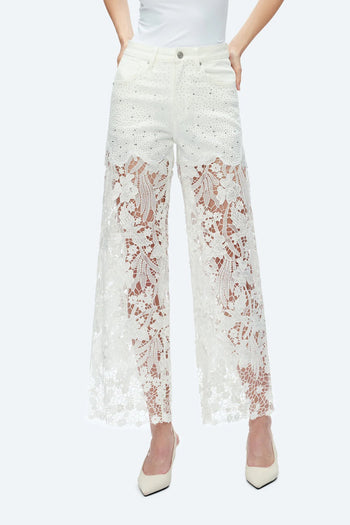 Jeans in denim bianco a vita alta con gamba ampia, ricami in pizzo e strass