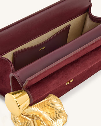 Holly Pochette in Finto Camoscio con Ciondolo in Metallo - Marrone Rossastro