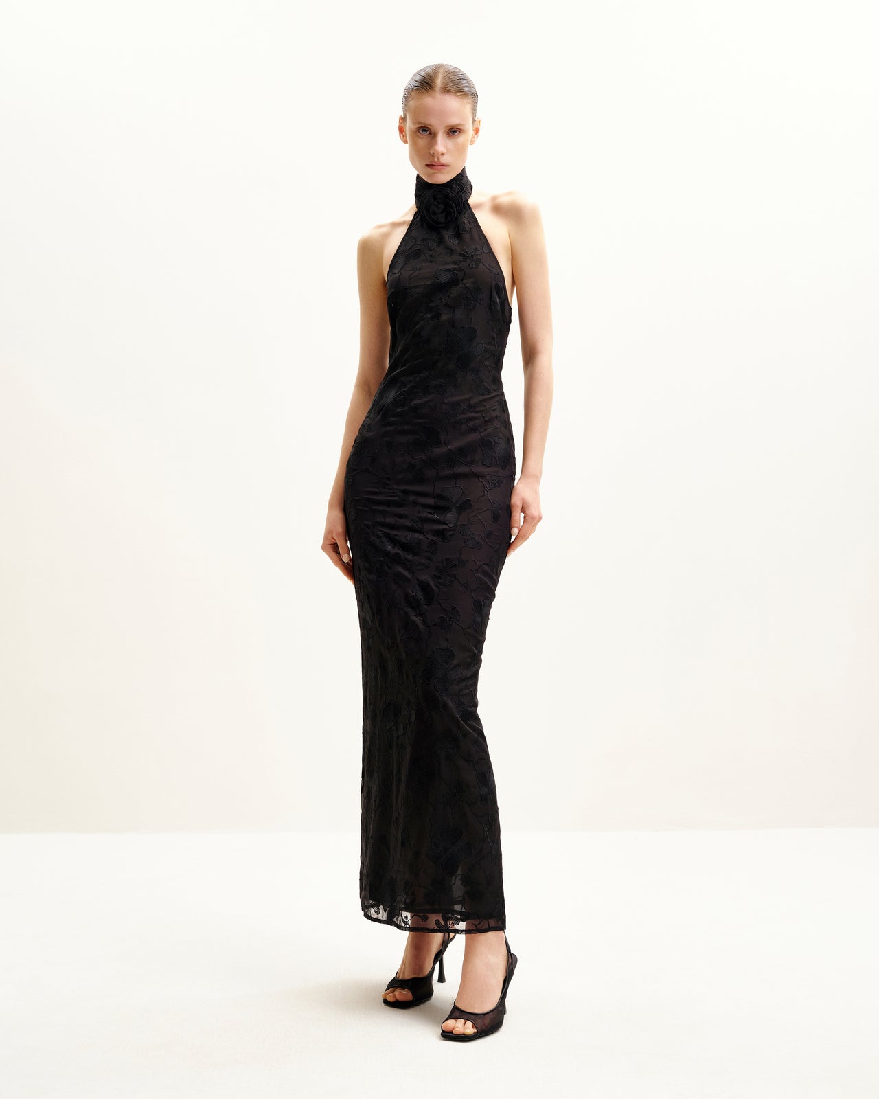 Abito lungo nero con scollo Halter e pizzo floreale Uliana - Nero