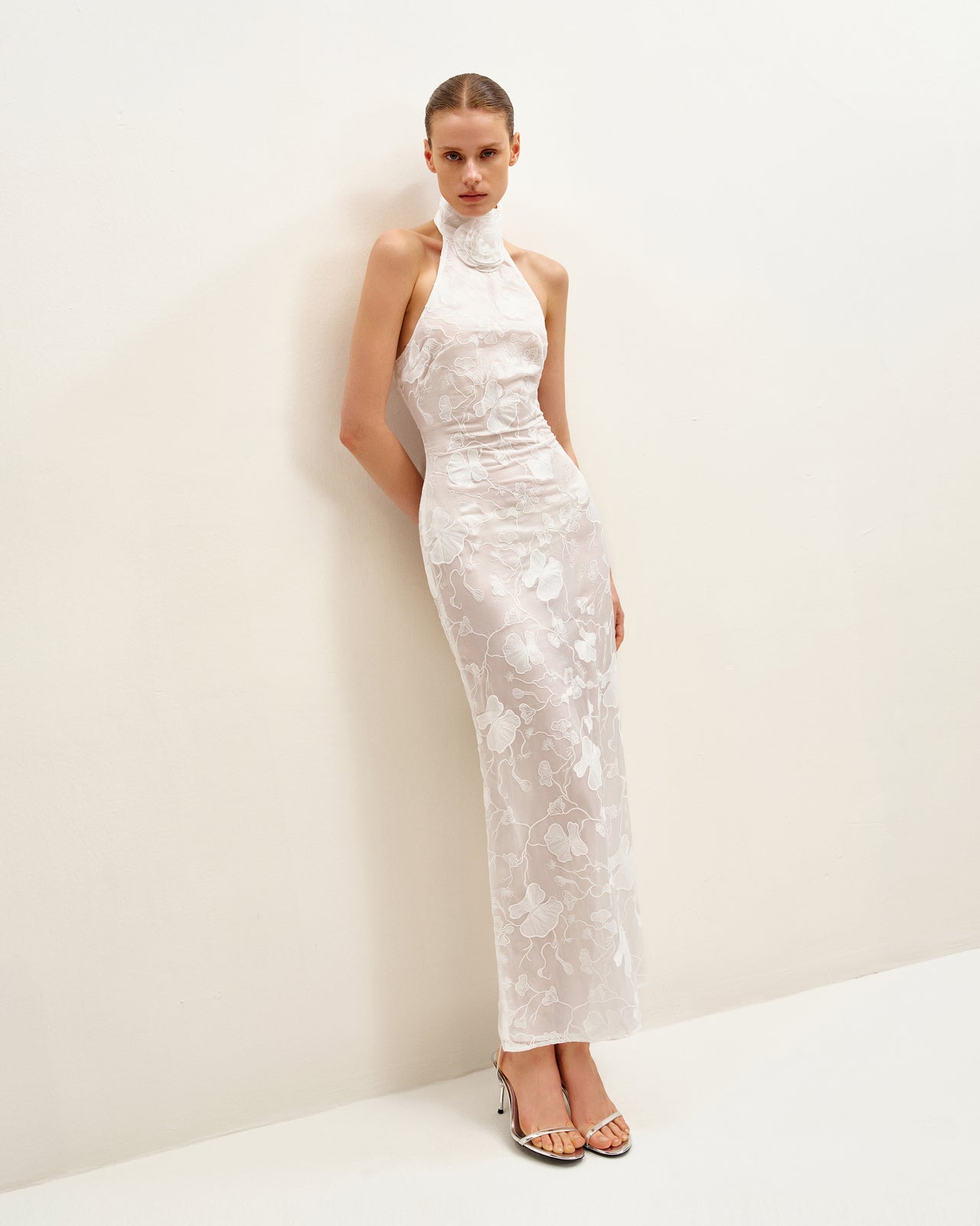 Abito lungo bianco con collo Halter e pizzo floreale Uliana - Bianco