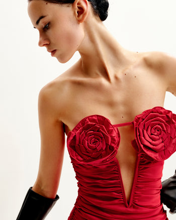 Abito Mini Tubino Arricciato con Applicazioni Floreali Bailee - Rosso
