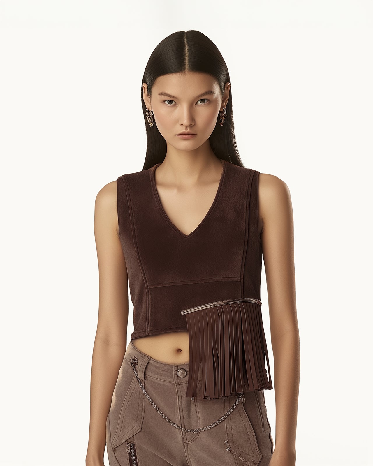Top con frange in finta pelle scamosciata con scollo a V - Marrone cioccolato
