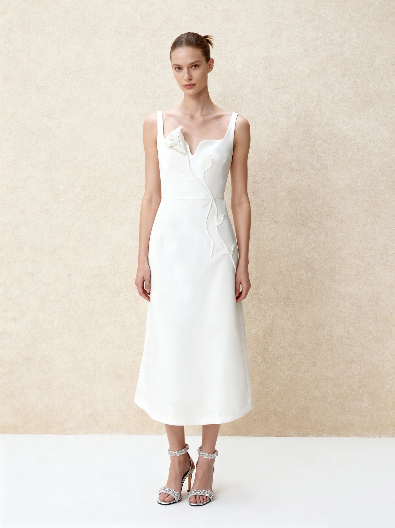 Vestido de Noche Asimétrico con Apliques de Vid 3D y Escote Corazón – Blanco