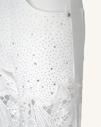 Jeans in denim bianco a vita alta con gamba ampia, ricami in pizzo e strass