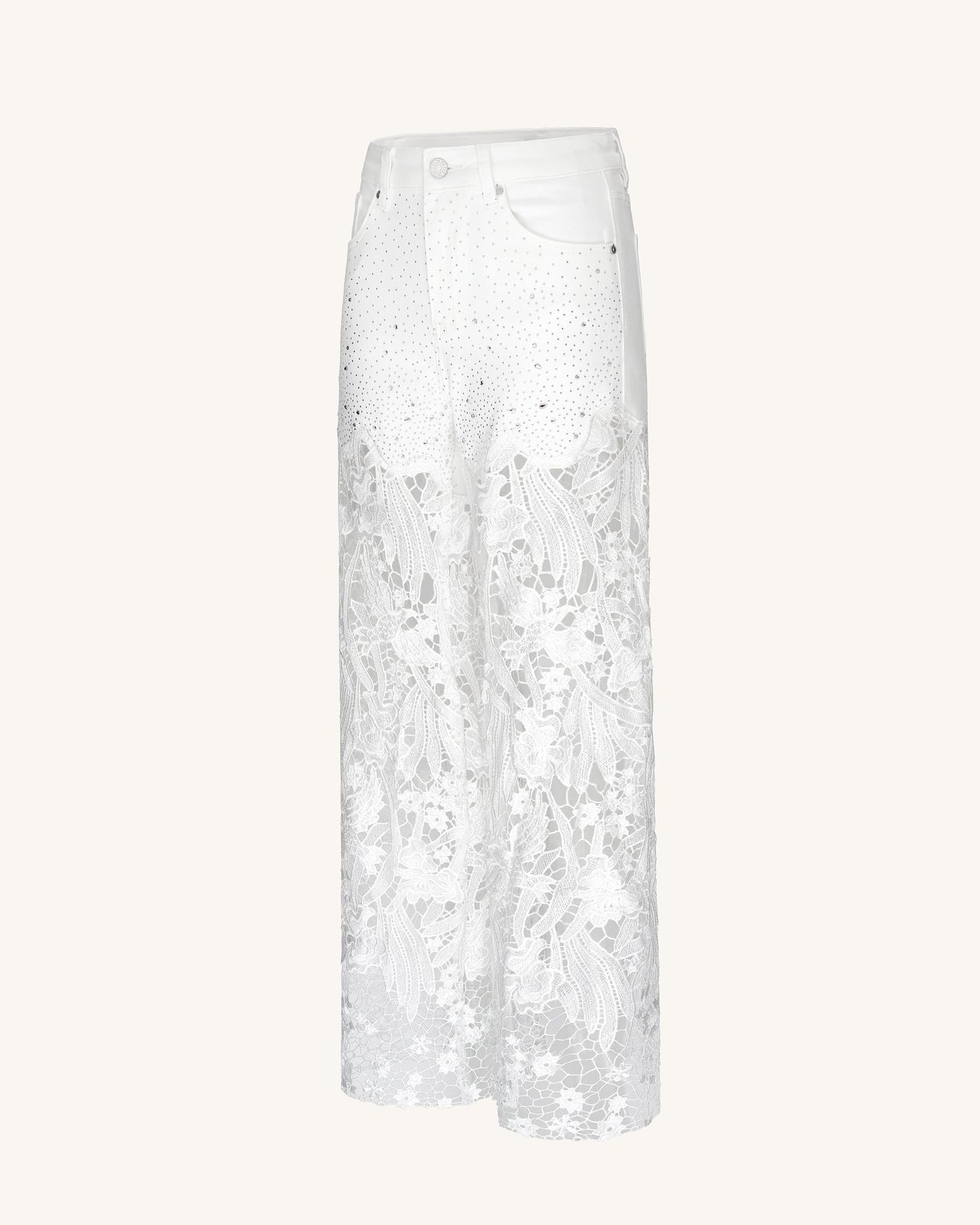 Jeans in denim bianco a vita alta con gamba ampia, ricami in pizzo e strass
