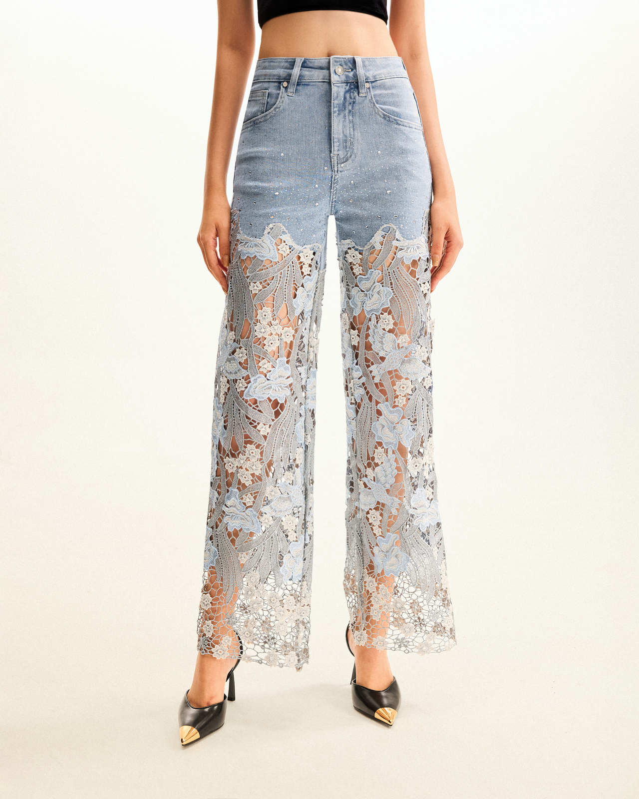 Jeans in Denim con Ricami in Pizzo, a Vita Alta e Gamba Ampia con Strass - Azzurro Chiaro