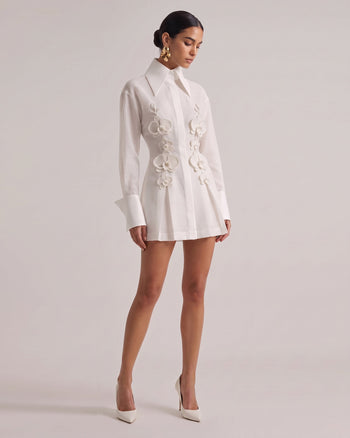 Mini abito camicia a collo alto con bottoni e orchidee decorative - Bianco