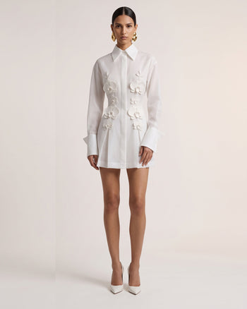 Mini abito camicia a collo alto con bottoni e orchidee decorative - Bianco