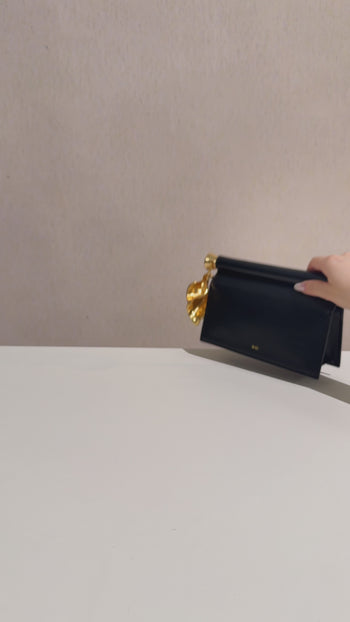 Holly Clutch Embellito con Pendente in Metallo - Marrone Scuro