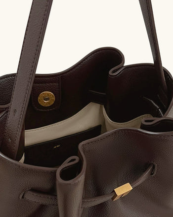 Clara Bolso de Hombro Tipo Cubo con Acento de Candado - Marrón Moka